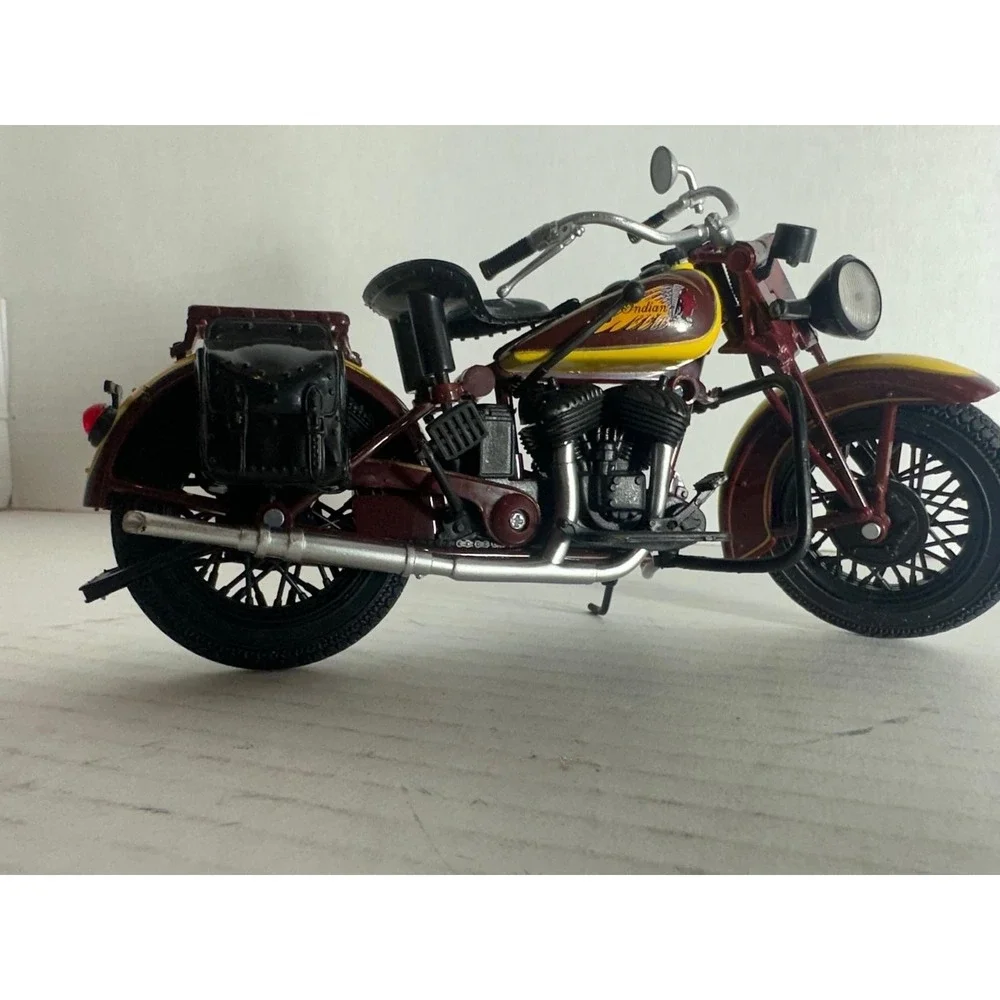 Indian Sport Scout 1:12 Die-Cast Motorcycle Model Yellow/Burgundy